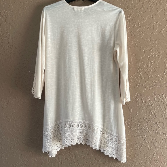 White tunic with lacy sleeves and hem. - Picture 5 of 5